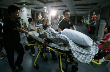 En skadad person förs till Shenzhens akutsjukhus. (Foto: The Epoch Times Photo Archive)