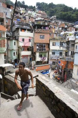 En invånare i Dona Martas går upp för trapporna, Rio de Janeiro, Brasilien 2009. (AFP PHOTO/ Antonio Scorza)
