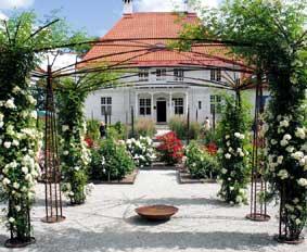 Rosträdgården på Wij Trädgårdar anlades 2002 och innehåller mer än 200 sorters rosor. ”De toktrivs”, säger Lars Krantz. (Foto: Pernilla Hed)
