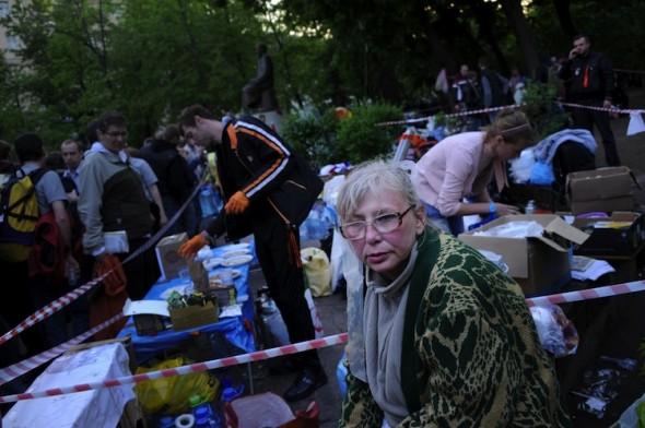 Oppositionsaktivister protesterar vid ett läger i Chistye Prudy-parken i Moskva. Hundratals oppositionssupportrar har i en vecka genomfört obegränsade protester i centrala Moskva mot Putins styre, något som hittills inte setts under hans 12 år av politisk dominans. (Foto: Natalia Kolesnikova/AFP/GettyImages)