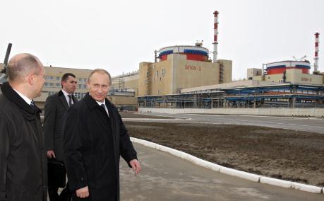 Den ryske premiärministerna Vladimir Putin besöker ett kärnkraftverk i Volgodonosk i mars förra året. (Foto: Alexey Druzhinin / AFP)