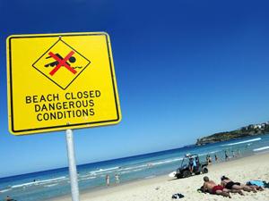 En skylt varnar för att det är farlig att bada på Bondi Beach i Sydney, 02.04.2007. (Foto: Anoek De Groot/AFP/Getty Images)