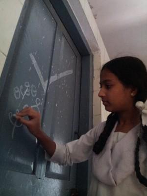 En student gör en daglig granskning av flera sanitära aspekter i V.V Purams statliga högstadieskola för flickor i Bangalore. (Foto: Med tillstånd av Reap Benefit)
