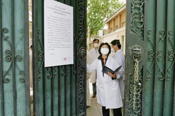 Sjukvårdspersonal i karantän som bär munskydd för att skydda sig mot luftvägssjukdomen SARS, den 30 april 2004 i Peking. Enligt rapporter som börjat dyka upp på sistone har ett nytt utbrott av den fruktade sjukdomen skett i Kina. (Foto: Getty Images)