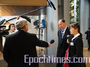 Edward McMillan-Scott, vice ordförande i Europaparlamentet, Jane Dai, Falun Gong-utövare vars make dog i förföljelsen och Janes dotter Fadu intervjuas av media. (Foto: Zhang Yue/The Epoch Times)

