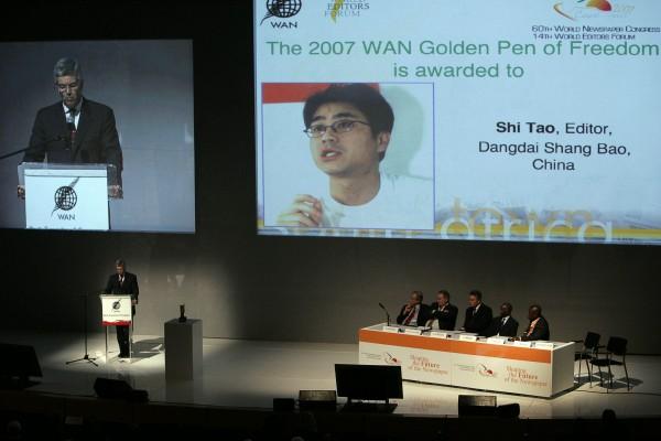 Shi Tao fick The Golden Pen och Freedom vid World Association of Newspapers kongress i Sydafrika. (Foto: AFP/GIANLUIGI GUERCIA)