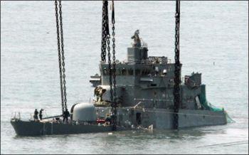 Det sänkta skeppet Cheonan på väg upp ur havsdjupet. (Foto: Korean Times)