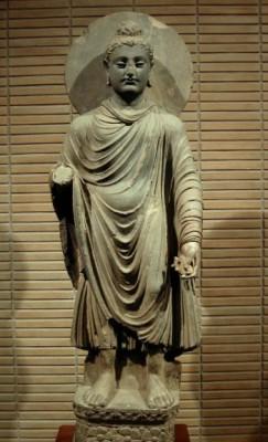 Gandhara Buddha. Första eller andra århundradet e Kr, Tokyos Nationalmuseum. (PHG, 2004)