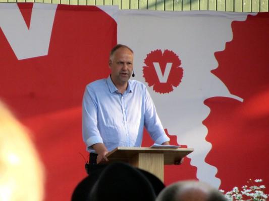Jonas Sjöstedt, Vänsterpartiets ledare, på Almedalens stora scen, 4 juli 2013. (Foto: Aron Lamm/Epoch Times)