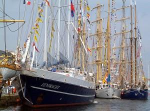 Sida vid sida: Segelfartygen under 2006-års Tall Ships' Races lägger till bredvid varandra i St. Malos hamn i Frankrike där varje utrymme räknas. Den tremastade holländska skonaren Eendracht, 59 meter lång (194 fot), är i förgrunden. (Foto: Marek Czasnojc /Courtesy Szczecin 2007)
