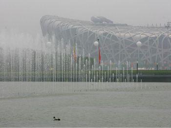 Kinas nationalstadion, det så kallade "fågelboet", insvept i smog på öppningsdagen för Peking-OS, 8 augusti 2008. (Foto: Feng Li/Getty Images)