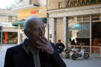 Grekerna tvingas fimpa på offentliga platser, sedan en ny lag som införts. (Foto: Mona Boshnaq/AFP/Getty Images)