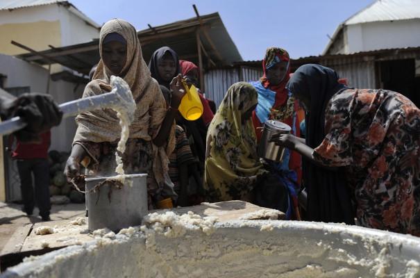 Fördrivna somalier köar för matransoner den 19 januari 2012. (Foto: Tony Karumba/ AFP/ Getty Images)
