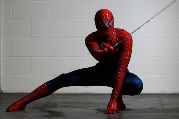 En skådespelare utklädd till Spindelmannen. (Jordan Mansfield/Getty Images)