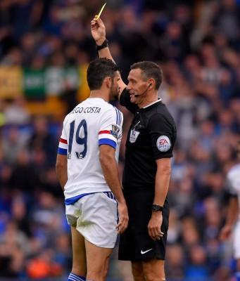 Anfallaren Diego Costa tappar humöret och varnas i Chelseas förlust mot Everton den 12 september. Foto: Stu Forster/Getty Images
