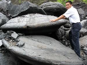 Den 27 maj hittades flera tiotal "ufo"-formade stenar i Shangraolänet i Jiangxiprovinsen. (Foto: Epoch Times)
