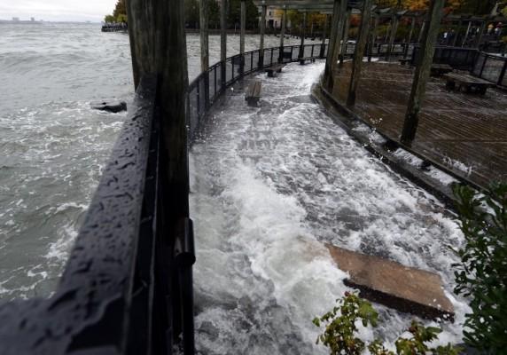 Hudsonfloden svämmade över vägen längs västsidan av strandpromenaden i Battery Park-området i New York den 29 oktober. (Foto: Timothy A. Clary/ AFP)
