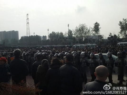 Spänd stämning i Sichuan, där strejkande mötte polis. (Foto från Weibo.com)