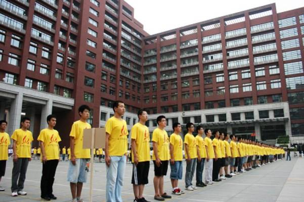 Studenter vid Folkets Kinauniversitet övar inför paraden. (Foto: Epoch Times) 
