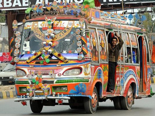 Pakistanska pendlare åker buss genom Peshawar. (Saeed Khan/AFP/Getty Images)