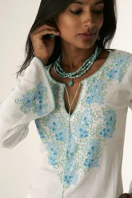 Här visar Sulu Grant sin egen design, vit tunika utsmyckad med handbrodyr, pärlor och paljetter i blommig design. Från Harvard till McKinsey, från Indien till England till USA och nu med en egen kollektion. (Med tillstånd av Sulu Grant).