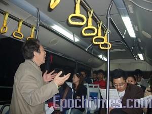 Sun Wenguang talar för sin idé om demokrati på en skolbuss. (Foto: Epoch Times)
