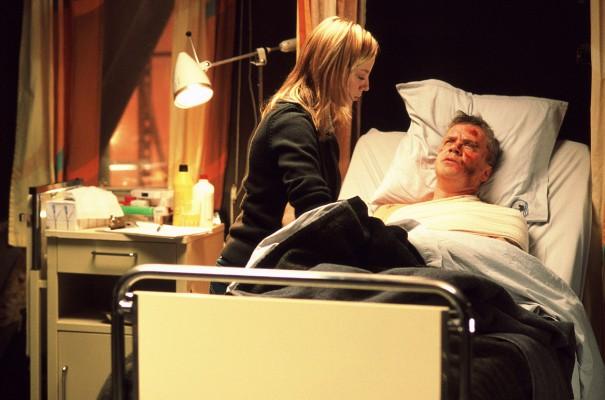Inbundna Hanna (Sarah Polley)är sjuksköterska i filmen The secret life of words och ska ta hand om den svårt skadade, men pratsamme, Josef (Tim Robbins). (Foto: Folkets bio)