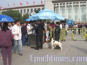 Myndigheterna i Peking satte upp spärrar för att se till att ingen skulle kunna protestera på Himmelska fridens torg under nationaldagen.