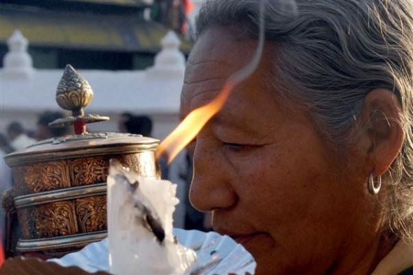 Tibetanska munkar och nunnor i exil tillsammans med supporters hade en ljusvaka vilken ingick som en del i en demonstration mot Kina. Huvudstaden i Nepal, Kathmandu, har nästan haft dagliga demonstrationer sedan den 14 mars, men de blir avbrutna av säkerhetsstyrkorna hela tiden. 140 liv har gått till spillo uppger en tibetansk källa i Indien. (Foto: AFP Photo/Prakash Mathema)