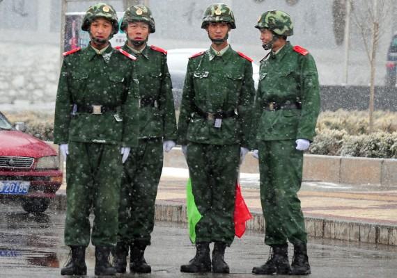 Kinesiska paramilitära trupper på vakt. (AFP PHOTO/ Frederic J. BROWN)