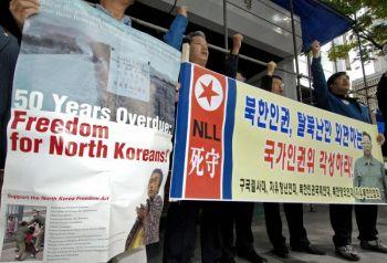 Aktivister från Sydkorea genomförde en protest utanför en statlig människorättskommitté i Soul den 18 oktober 2007, mot människorättsbrotten i Nordkorea. (Foto: Jung Yeon-Je/AFP/Getty Images)