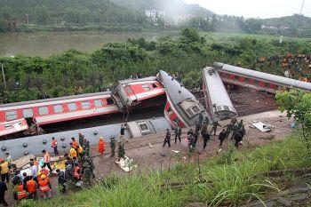 Räddningspersonal undersöker vraket efter det tåg som spårade ur i Donxiang-häradet i Jiangxiprovinsen i östra Kina. Tåget var på väg från Shanghai till turiststaden Guilin.
