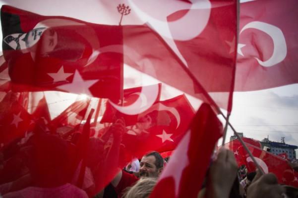 Turkiska flaggor vajar i vinden under en demonstration på Taksimtorget i Istanbul, den 29 juni 2013. Tusentals demonstranter återvände till Taksimtorget i Istanbul för att kräva rättvisa för den demonstrant som dödades av polisen under demonstrationerna som svept över Turkiet den senaste månaden. (Foto: AP/Gero Breloer) .