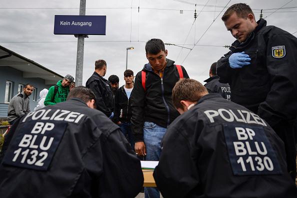 Tyskland har återinfört tillfälliga gränskontroller för att få kontroll på flyktingsituationen. För Sveriges del är detta inte aktuellt för tillfället enligt statsminister Stefan Löfven. Foto: Philipp Guelland