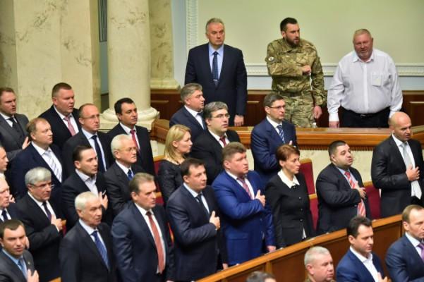 Deltagare i ukrainska parlamentet utför ämbetsed, under sessionsöppnandet i Kiev den 27 november, 2014. (Foto: Sergei Supinsky/AFP/Getty Images)