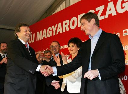 Ungerns premiärminister Ferenc Gyurcsany (till höger) från det ungerska socialistpartiet och dess partiordförande Istvan Hiller firar segern i den första valomgången. Andra valomgången genomförs 23 april. (Foto: AFP/Miklos Der)