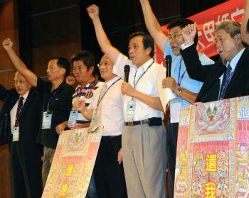 Högerorienterade aktivister ropar slagord i protest mot den japanska regeringen i fråga om de omtvistade öarna som kallas Senkaku i Japan och Diaoyu i Kina, under en konferens i Chungho i Taiwan, den 11 september. (Foto: Sam Yeh / AFP / Getty Images)