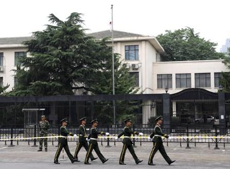 Kinesiska paramilitär polis marscherar framför den japanska ambassaden i Peking den 20 september. Kina har skjutit upp bilaterala samtal på hög nivå med Japan pga. incidenten i det omdiskuterade havsområdet och sagt att relationerna med Tokyo har "skadats allvarligt". (Foto: AFP/Liu Jin)

