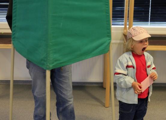 De år svenskarna ska rösta är kommunpolitikerna lite extra generösa, har ny forskning visat. (Foto: AFP)
