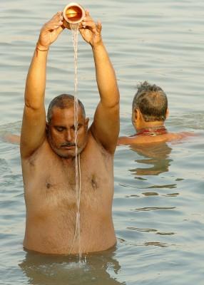 Vatten är en resurs som delas av människor över hela världen. Idag har det sin egen dag. Här genomför en hinduisk man en ritual i Ganges vatten. (Foto: Deshakalyan Chowdhury AFP)