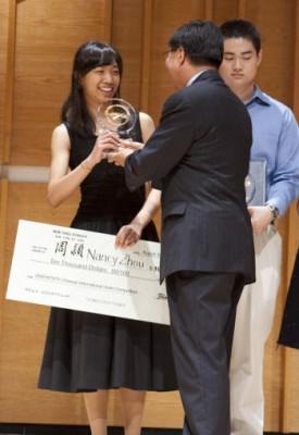 NTDTV:s ordförande John Tang överlämnar en check på 10 000 dollar till guldmedaljör Nancy Zhou. (Foto: Edward Dai / The Epoch Times)