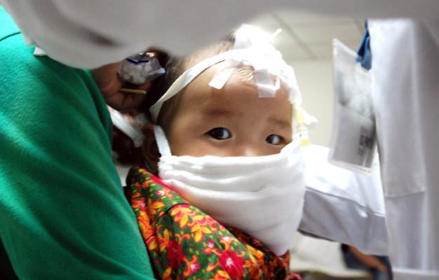 Barnen drabbas värst av den mycket smittsamma virussjukdomen EV71. Symptomen uppträder i munnen och på händer och fötter. (Foto: AFP)