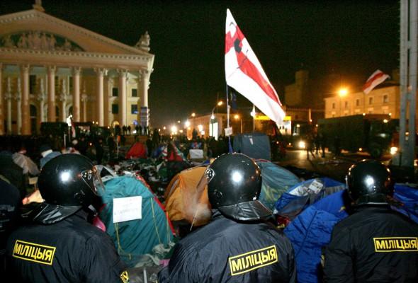 Kravallutrustad polis förde natten till fredagen bort demonstranterna som samlats på Oktobertorget i Minsk för att protestera mot resultatet i det vitryska presidentvalet. (Foto: Viktor Drachev AFP)