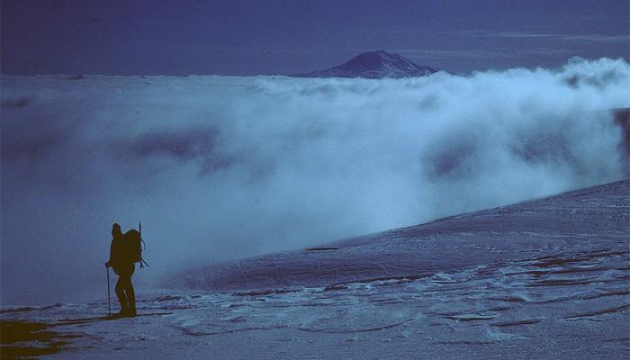 Forskaren Benjamin Santer och hans klättringsgrupp tar sig upp för vulkanen Mount Saint Helens i april 1980 – ungefär en månad före det stora utbrottet. Gruppen var den sista som nådde toppen på före utbrottet. Ny forskning av Santer och hans kollegor visar att vulkanutbrott bidragit till en dämpning av den globala uppvärmningen på senare tid. (Foto: DOE/Lawrence Livermore National Laboratory)