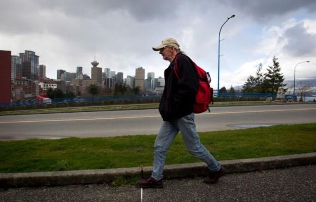 Fraser Stuart, en Höj taxorna-aktivist som för närvarande får socialbidrag, går till sitt hem i Vancouvers Downtown Eastside. Gruppen "Höj taxorna" utmanade boende i Brittiska Colombia att leva på mat värd 26 dollar för en vecka vilket är det belopp som socialbidragstagare förväntas ha kvar efter att ha betalat räkningarna. (Foto: kanadensisk press / Darryl Dyck)
