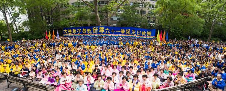 Dag Hammarskjold Plaza var fylld av människor som hade rest från världens alla hörn för att fira  Falun Dafa-dagen. (Foto: Epoch Times)
