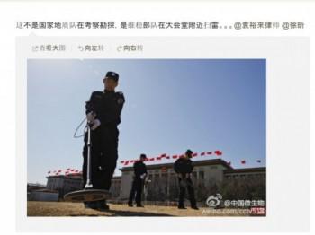 Säkerhetsvakter söker efter minor på Himmelska fridens torg inför den 18:e partikongressen. Många människor i Kina menar att partiet har gått för långt med sina säkerhetsåtgärder. (Weibo.com)
