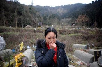 Överlevande efter jordbävningen i Wenchuan sörjer förlorade familjemedlemmar (Foto: Getty Images)