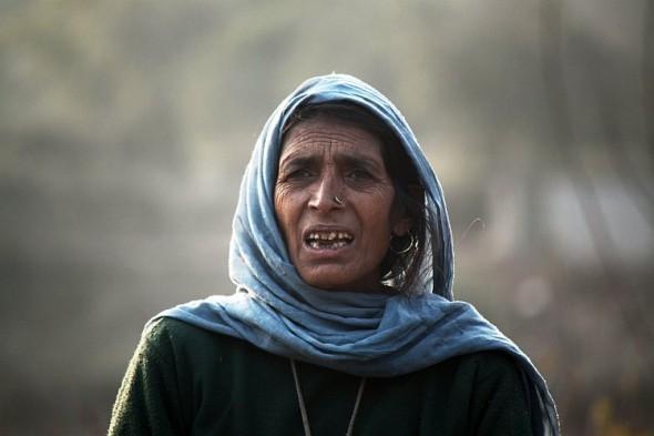 En kvinna på den bergiga gränsen till den nordliga indiska delstaten Jammu och Kashmir. (Venus Upadhayaya / The Epoch Times)