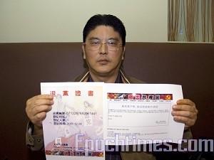 Wu Yalin håller upp ett certifikat som används för att lämna kommunistpartiet. (Foto: Wang Renjun/Epoch Times)